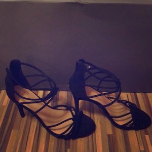 Straps zip up black heels